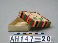 藏品(菱形盒子（紙盒貼麥桿製）)的圖片